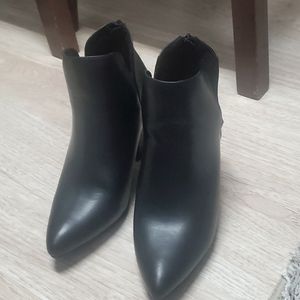 Sugar BLACK Smooth pointed toe shape booties